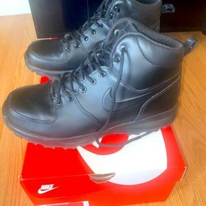 Nike Mens Manoa Leather Work Boot. Size 10. Only worn twice.Excellent condition.